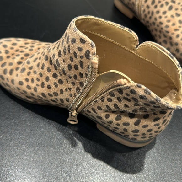 Girls size 2 Cat & Jack Spotted Boots - Picture 3 of 5